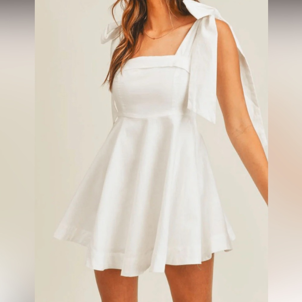 Chic White Mini Dress with Bow Straps